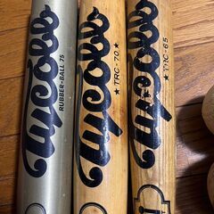 野球　KAGAMI　子供用野球バット3本　金属バット　木製バット2本　オマケ　グローブ　ボールの画像