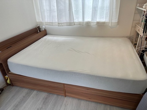 \大幅値下げ中/収納付きダブルベッド(マットレス付き)