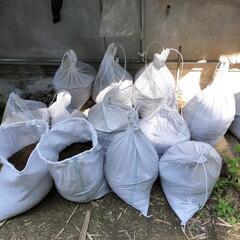 【取引中】土 13袋 庭土差し上げます