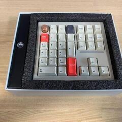 クリーム色 テンキー付きキーボードの画像