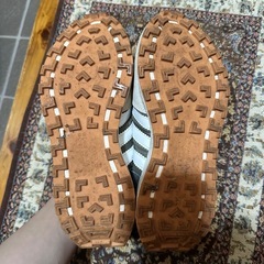 adidas スニーカーの画像