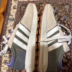 adidas スニーカーの画像