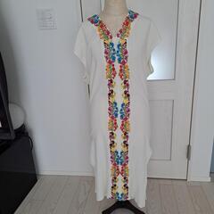 フリーサイズ　刺繍入りスリットワンピース