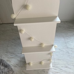 ブックシェルフ 飾り棚 アートウォール ポンポンライト付き【早い者勝ちです】の画像