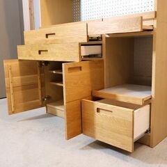 人気のunico(ウニコ)よりHUTTE(ヒュッテ)シリーズ のキッチンボードです！収納力もあり、オーク材のナチュラルな雰囲気は北欧テイストのインテリアのアクセントになる食器棚です♪の画像