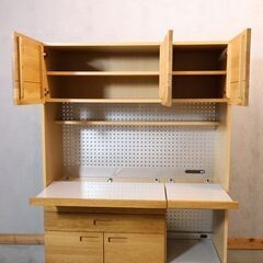 人気のunico(ウニコ)よりHUTTE(ヒュッテ)シリーズ のキッチンボードです！収納力もあり、オーク材のナチュラルな雰囲気は北欧テイストのインテリアのアクセントになる食器棚です♪の画像