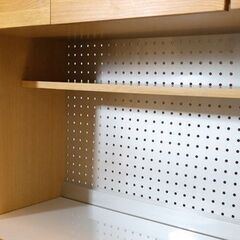 人気のunico(ウニコ)よりHUTTE(ヒュッテ)シリーズ のキッチンボードです！収納力もあり、オーク材のナチュラルな雰囲気は北欧テイストのインテリアのアクセントになる食器棚です♪の画像
