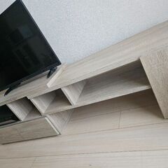 テレビ台　横幅の伸縮自由構造