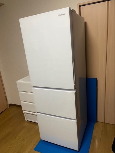 ホワイトのHisense製3ドア冷蔵庫
