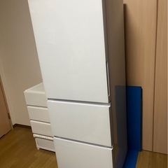 ホワイトのHisense製3ドア冷蔵庫