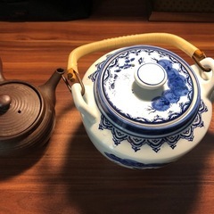 伝統的な和風急須 白と青 陶器