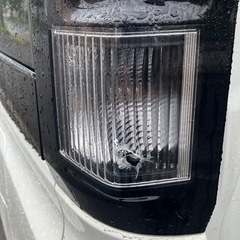 車のテールランプの割れの修理。