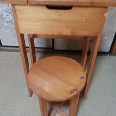 木製の机・鏡台