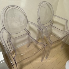 透明な椅子2脚の画像