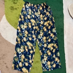 ユニクロ　レディースパンツ　Mサイズ