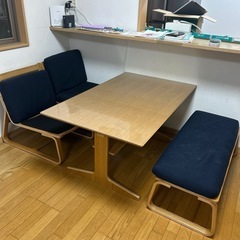 低めのダイニングテーブル