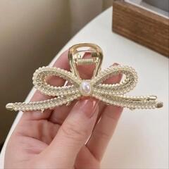キラキラ上品な　金属製リボン型ヘアクリップの画像