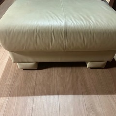 ソファ　リクライニングの足元にの画像