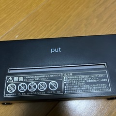 ゴミ箱に掛けられるシュレッダーの画像