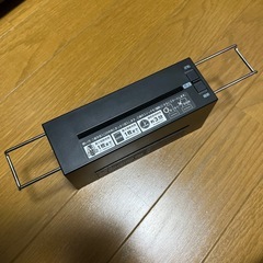 ゴミ箱に掛けられるシュレッダーの画像