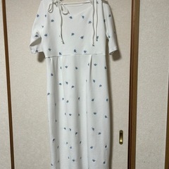 花柄白ワンピース