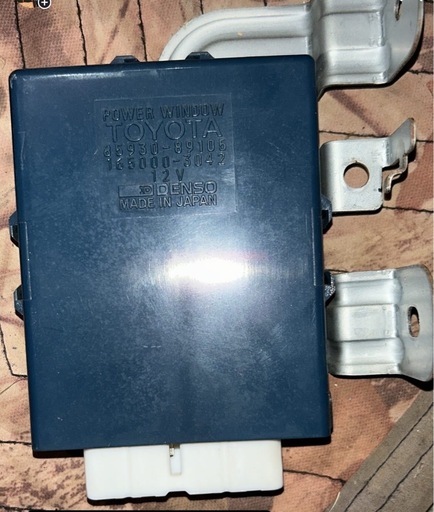 ハイラックスサーフ130 リアゲートウィンドウ　リレー