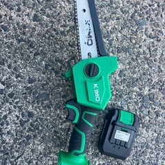 小型充電式チェーンソーの画像