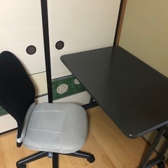 机と椅子
