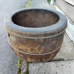 厚みのある木桶　織物の糸を保存しておくものか？　外径約47cm 高さ約24cmの画像