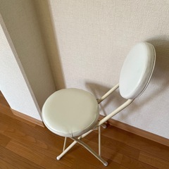 折りたたみイスの画像
