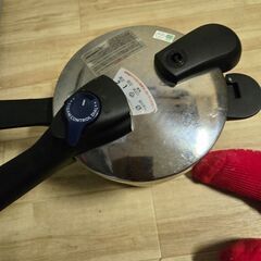 Pressure cooker