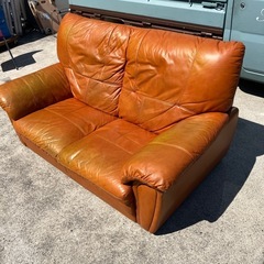 🛋️本革　レザー　ソファ　♻️お売りいただけるお品物あれば、来店時ぜひお持ちください(総合買取)♻️ソファー　家具　茶色　キャラメル　2人掛け　二人掛け【163×87】の画像