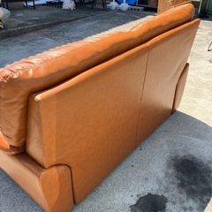 🛋️本革　レザー　ソファ　♻️お売りいただけるお品物あれば、来店時ぜひお持ちください(総合買取)♻️ソファー　家具　茶色　キャラメル　2人掛け　二人掛け【163×87】の画像
