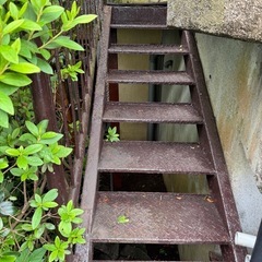 古い鉄の階段