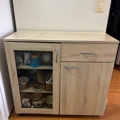 キャスター付き食器棚
