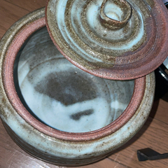未使用　茶道用品？　フタ付き陶器壺、網の鍋　台の三点セットの画像