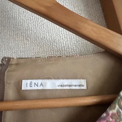 IENAひざ丈ワンピースの画像