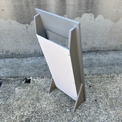 📚マガジンラック　メディアラック　【♻️お売りいただけるお品物あれば、来店時ぜひお持ちください(総合買取)♻️】スタンド　本棚　一点ものかも　シルバー　収納家具　収納棚　オシャレ　おしゃれ　モダン　家具　モダン　インテリア【奥16横30高74】の画像