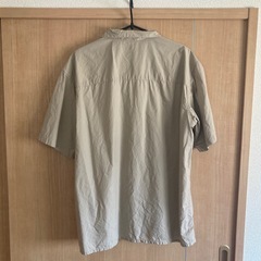 ユニクロ　シャツ　ベージュの画像