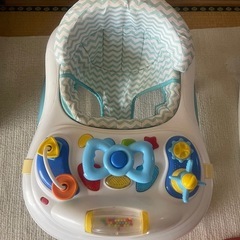 青と白のデザインでおもちゃ付きの歩行器。