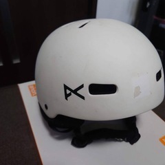 Burton anon ホワイトヘルメットの画像