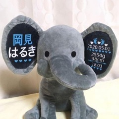 出生統計を使用してパーソナライズされたカスタマイズされた象のおもちゃの画像