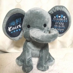 出生統計を使用してパーソナライズされたカスタマイズされた象のおもちゃの画像