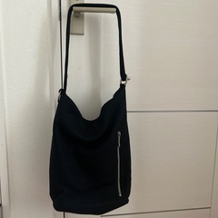 黒のショルダーバッグ