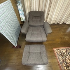 オットマン付きリクライニングチェアー