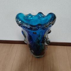 青いデザイン性の高い花瓶の画像