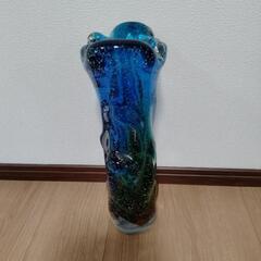 青いデザイン性の高い花瓶の画像