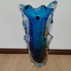 青いデザイン性の高い花瓶
