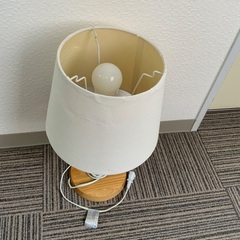 木製テーブルライト ホワイトシェードの画像
