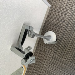 シルバー モニターアーム フルモーションの画像